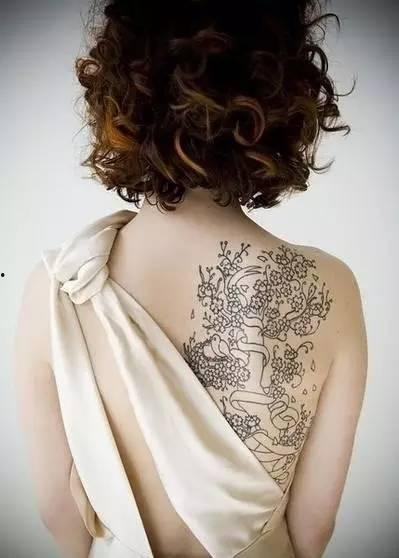 吃瓜网红纹身图片女,吃瓜女孩的独特魅力