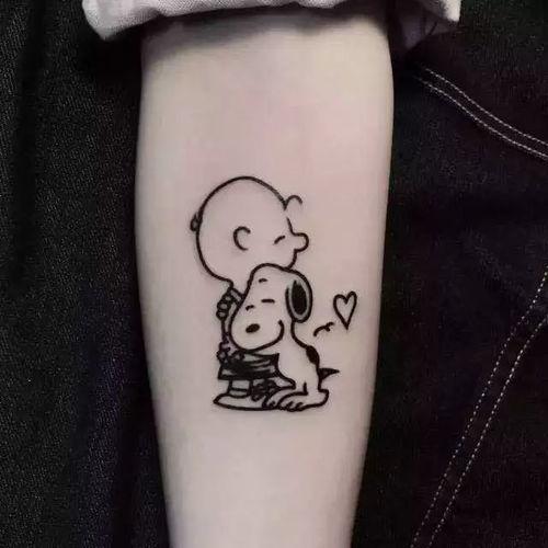 网红吃瓜纹身男